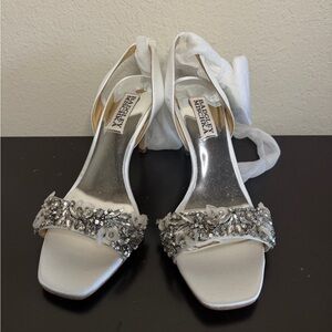 NWOT Badgley Mischka White Heels Size 6